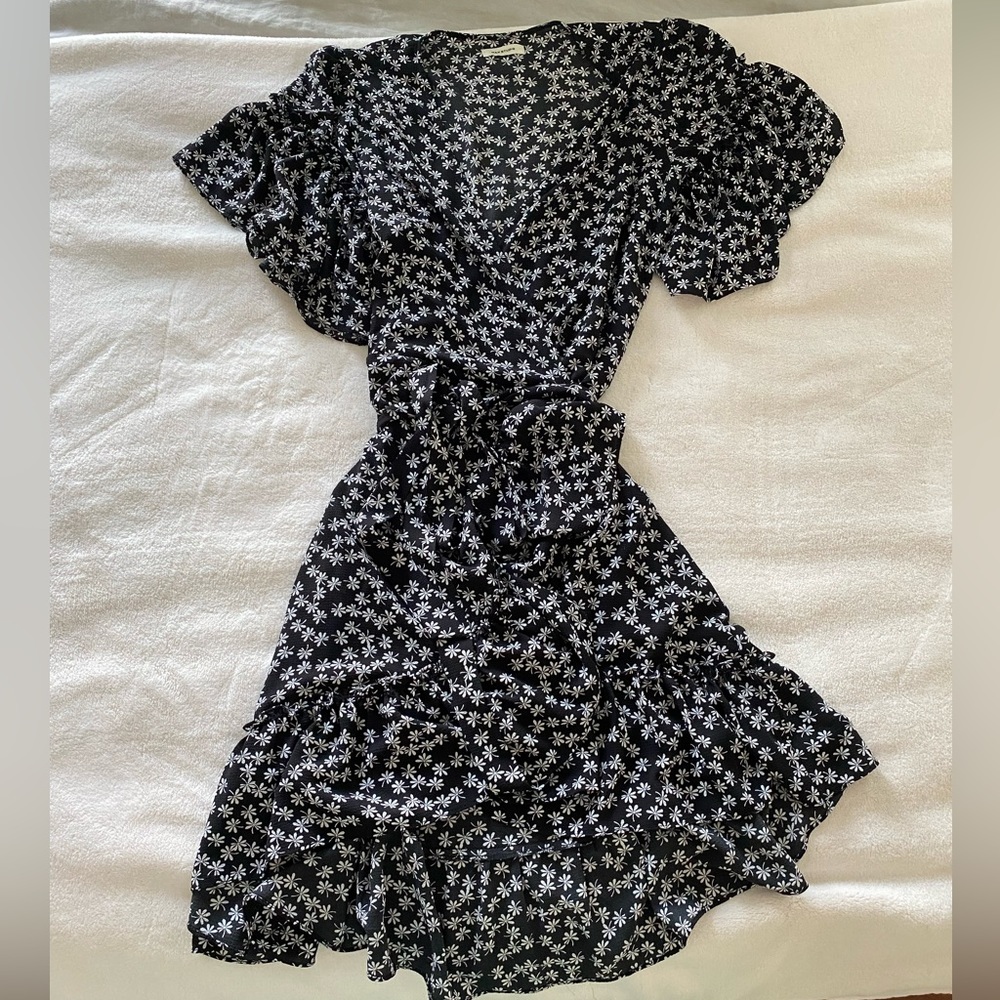 Maxstudio black and white floral wrap dress size L